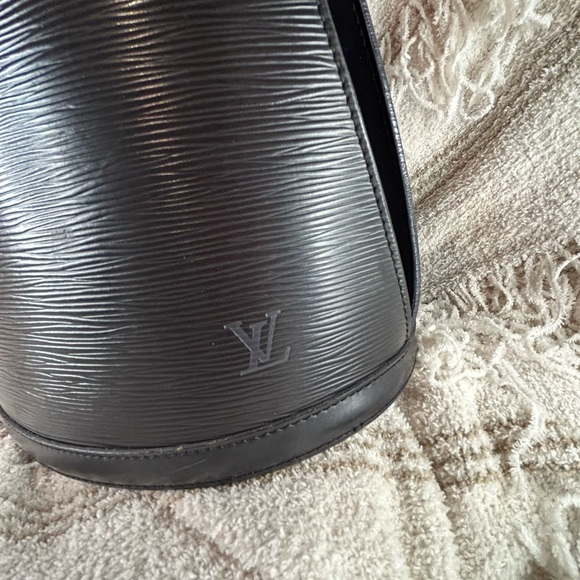 💎 Louis Vuitton Black Epi Cluny Shoulder Bag 💎 - Picture 7 of 12
